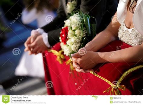 de bruid en de bruidegom die  de kerk knielen stock afbeelding image  achtergrond kniel