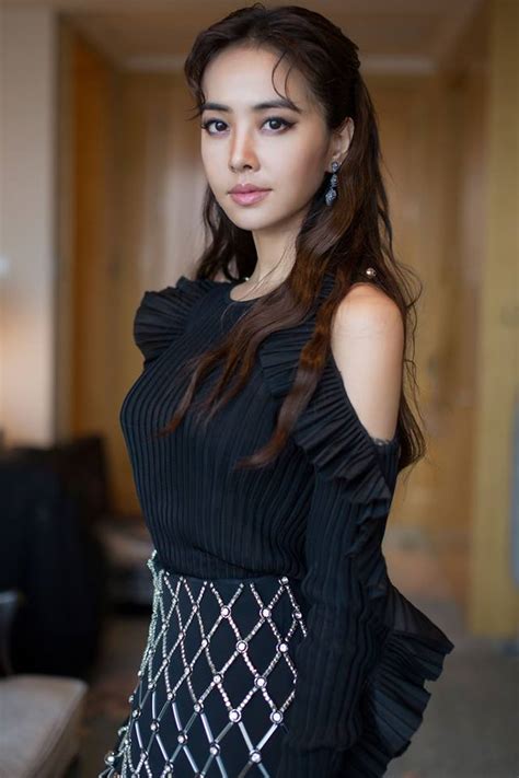taiwan netizens marvel over jolin tsai s nearly unrecognizable dark and dramatic look for new