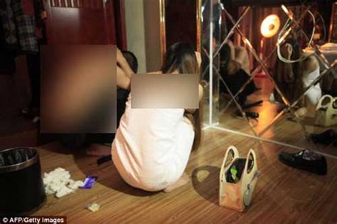 بازداشت شدن 67 دختر و پسر لخت در خانه فحشا عکس