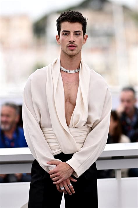 solo manu rios podia desembarcar en cannes  este   hacer  la alfombra del festival se