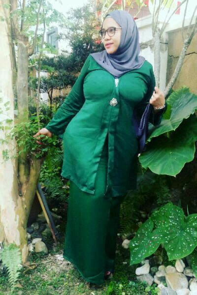 Pin By Internet Wanderer On Milf Horny Gaya Hijab Wanita Cantik Wanita