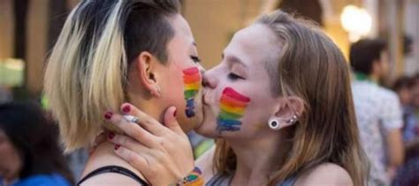 Vox Las Lesbianas Lo Son No Porque Les Atraigan Las Mujeres Es