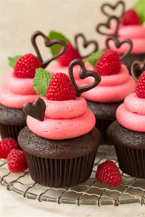 Dark Chocolate Cupcakes With Raspberry Buttercream Frosting Cake Magazine