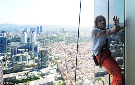 french free climber alain robert scales hotel in china