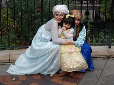 Video Anna And Elsa Meet And Greet Outside In Fantasy