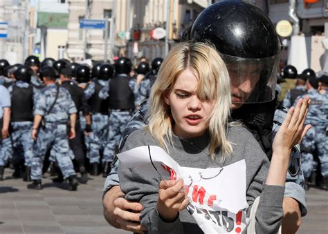 Russian Police Arrest Over 1 000 In Moscow
