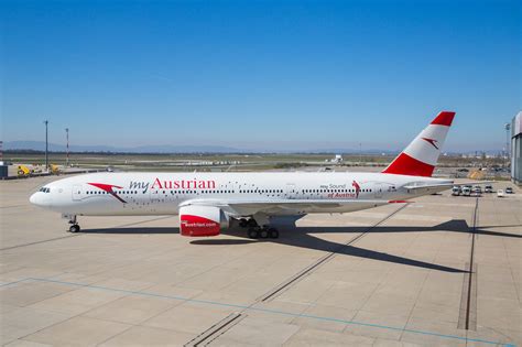 austrian airlines verziert eine boeing  mit dem donauwalzer