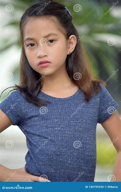 allvarliga filipina teen girl arkivfoto bild av högtidligt barn