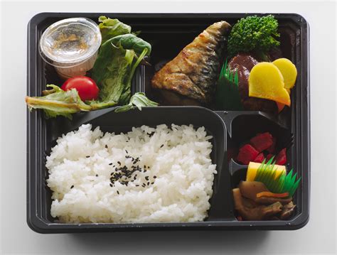 eli student introduces japanese boxed lunches