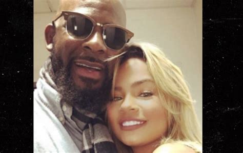 R Kelly S Ex Girlfriend Halle Calhoun Says He Physically Abused Her