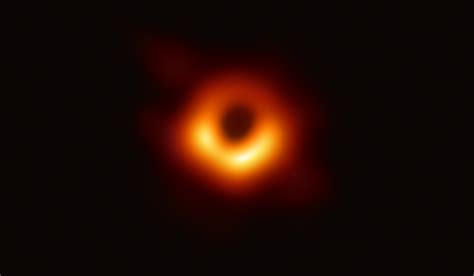veja  primeira imagem de um buraco negro