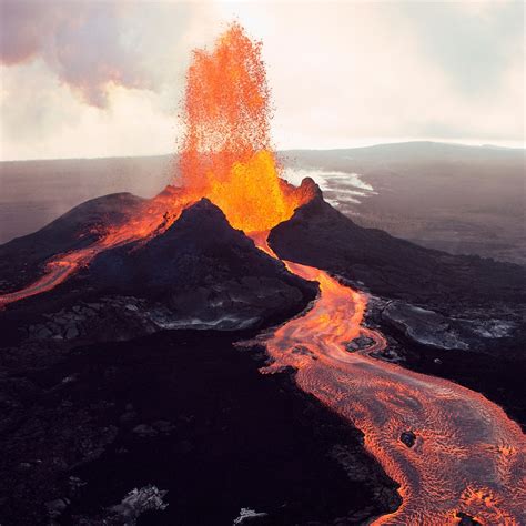 volcanoes  earthquakes occur    areas  earth