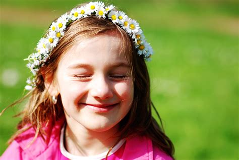 フリー画像 人物写真 子供ポートレイト 少女 女の子 外国の子供 花飾り 目を閉じる 画像素材なら！無料・フリー写真素材のフリーフォト