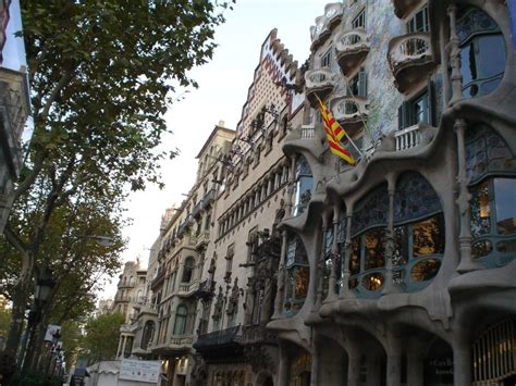 barcelonas eixample district complete tourist guide