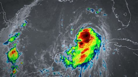 hurricane laura projected  unleash devastation   foot storm
