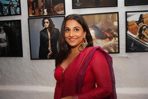 High Quality Bollywood Celebrity Pictures Vidya Balan Sexy Cleavage
