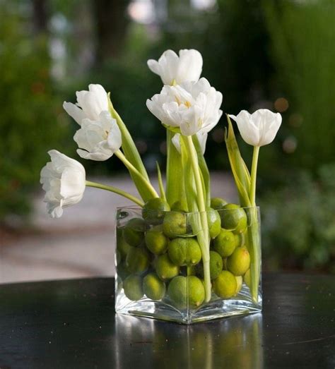 fruehlingsdeko mit tulpen gestecke selber arrangieren
