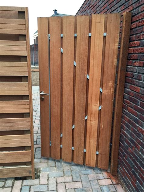 hardhouten poortdeur van schutting  cm hoog met rvs slot tuin poorten tuin deuren