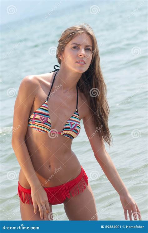 roemeense vrouw met bikini  helleens strand stock afbeelding image  blond strand