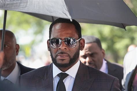 report r kelly accused of intimidating witnesses while in jail