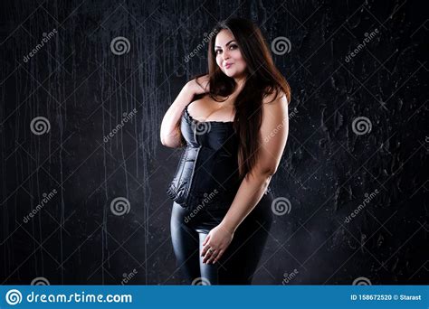 sexy plus formaat model in zwart corset vetvrouw met