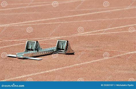 het startblok van de atletiek stock afbeelding image  aanvang vrachtwagen