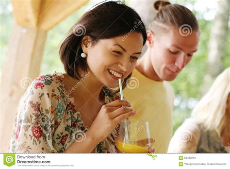 Люди на пикнике стоковое изображение изображение насчитывающей сок