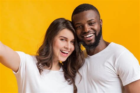 Happy Interracial Couple Die Selfie Inneemt Samen Over De Gele