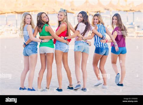Grupo De Adolescentes En La Playa En Vacaciones De Verano Fotografía De