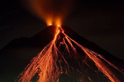 volcan arenal en eruption costa rica nocturne guatemala volcano
