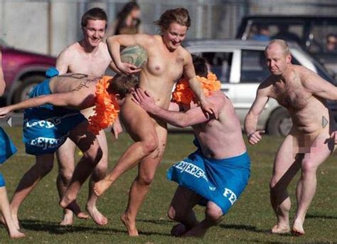 jugando a rugby desnudos