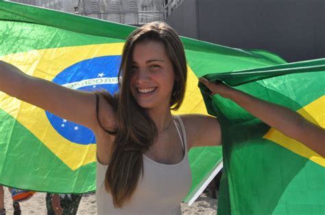 国旗をひるがえすブラジルサポーター 2014ワールドカップ ワールドカップを彩る女性サポーター（1 38） の写真｜朝日新聞デジタル