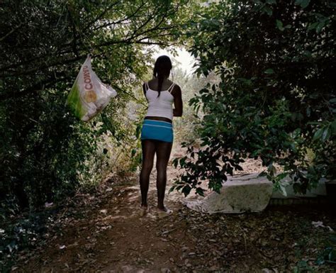 劣悪な環境の中、イタリアの道端で働くナイジェリア人売春婦たち dna