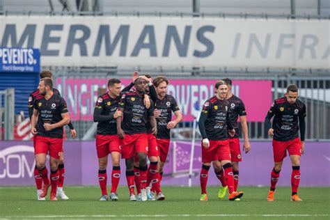 dutch league matches stopped  minute  kick   war  racism pindula news