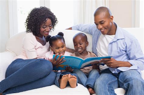 famiglia felice dopo l acquisto della casa nuova fotografia stock immagine di rottura