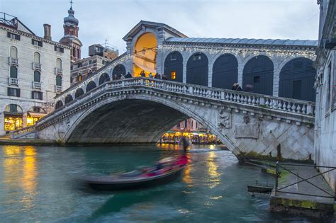 rialto bridge    famous bridges  venice   oldest