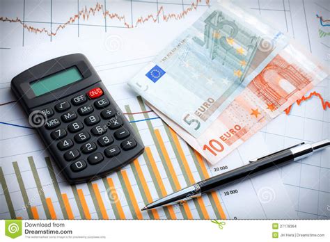 calculator en euro munt op bedrijfsgrafiek stock foto image  inkomens handel