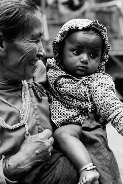 【バクタプル ネパール】赤ちゃんを抱えたおばあちゃんは笑う 写真とエッセイ By