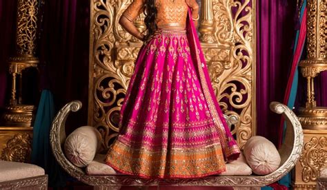 what are examples of traditional indian clothing