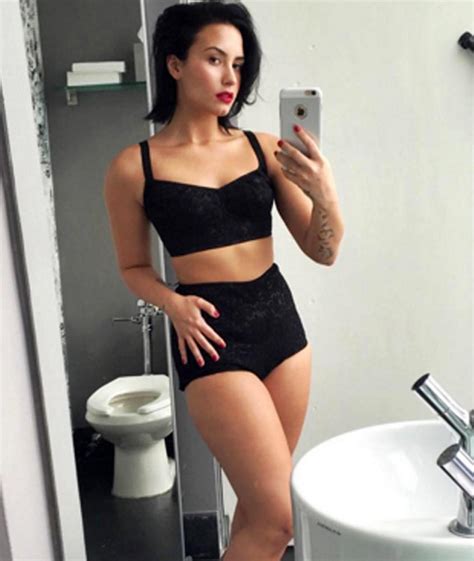 Sexy Demi Lovato Showed Deep Cleavage In Bikini — Private