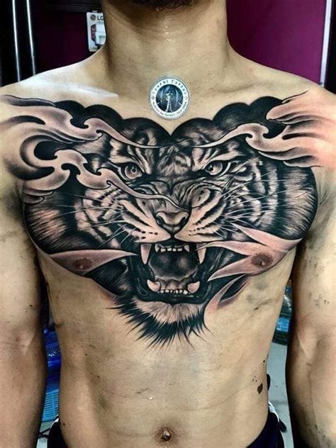 pin em tatuagens masculina no peito