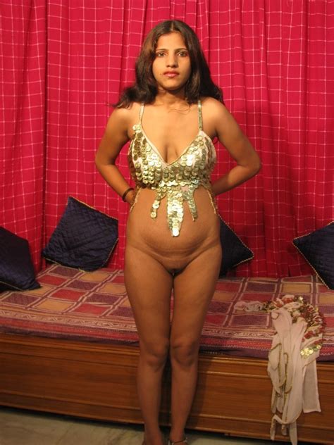 beautiful indian babe strips nude to show her tight shaved pussy pichunter