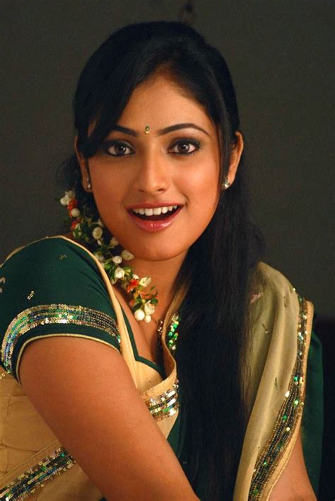 breaking news online actress haripriya saree stills