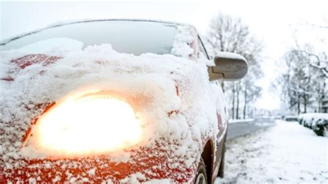 nieuwnieuws anwb autorijden met winterjas  onveilig