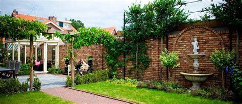 beschutting door tuinmuur en opgaand groen outdoor gardens patio views google outdoor decor