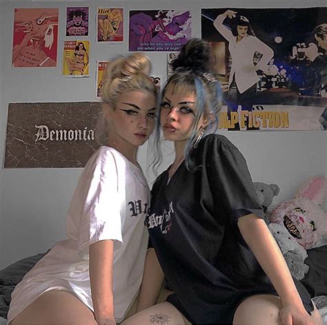 Pin By Anja Erasmi On Friendship Grunge Girl Cute Lesbian Couples