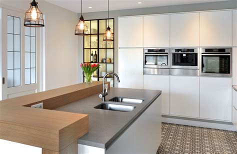 moderne keuken met warme toetsen en stalen deur op maat gemaakt moderne keukens keuken ideeen