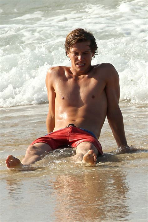 the stars come out to play xavier samuel new shirtless and barefoot pics