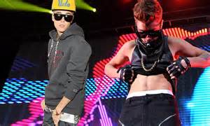 Justin Bieber Flashes His Abs Onstage At Jingle Ball After Grabbing