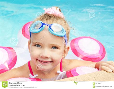 Ładna mała dziewczynka w pływackim basenie zdjęcie stock obraz